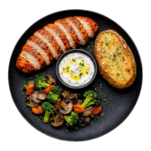 Poitrine de poulet rôtie aux herbes, pomme de terre fondante avec sauce au yaourt citronnée et poêlée de légumes